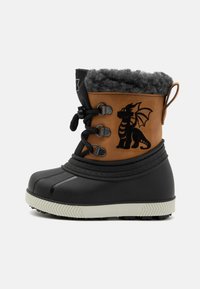 Schwarzer Gummistiefel mit einem oberen Teil aus braunem Leder, grauem Futter aus Fell und einem Drachen-Motiv. Mit schwarzen Schnürsenkeln und einer Zuglasche an der Ferse.