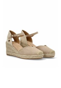 Cuñas de esparto beige hechas de ante con correas de tejido trenzado, punta redonda y suela de yute trenzado. Cuentan con una correa en el tobillo con detalle de hebilla.