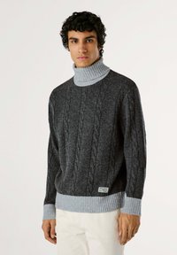 Maglione grigio a trama cable-knit con colletto alto e a coste; presenta polsini e orlo in un grigio chiaro a contrasto, realizzato in tessuto di lana testurizzato.
