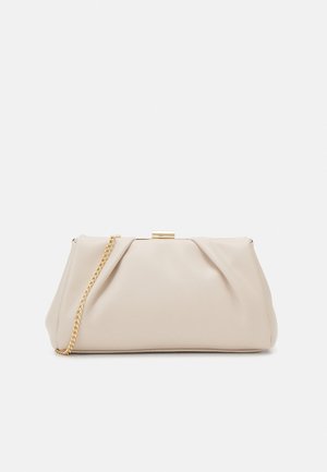 Sacoche beige avec une finition douce et texturée, dotée d'une chaîne en or et d'une fermeture à clapet. Le design froncé ajoute un intérêt visuel.