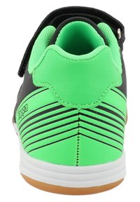 Schwarzer und neongrüner Sportschuh mit gestreiftem Design, ausgestattet mit einem Obermaterial aus Stoff, gepolstertem Kragen und einer Gummisohle. Klettverschluss für sicheren Halt.