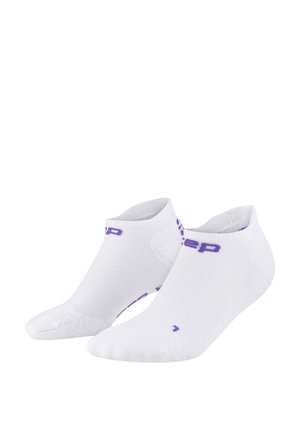 Weiße Knöchelsocken mit einem strukturierten Muster, versehen mit lila Branding an der Seite. Das Design umfasst verstärkte Fersen- und Zehenbereiche.