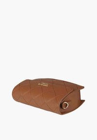 Borsa in pelle trapuntata marrone con forma arrotondata, caratterizzata da un logo dorato e un dettaglio circolare in metallo. Texture liscia e cuciture pulite.