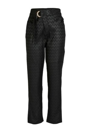 Crne hlače s teksturiranim uzorkom, petljama za remen, odvojivim remenom s okruglom kopčom i bočnim džepovima; skraćena dužina.