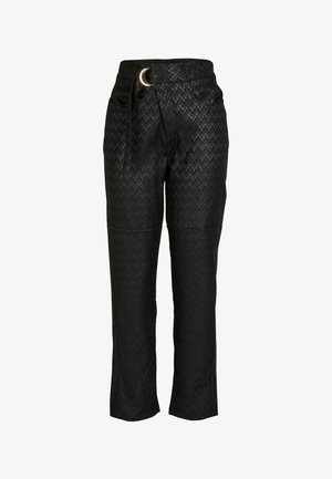 Schwarze Hose mit strukturiertem Muster, Gürtelschlaufen, einem abnehmbaren Gürtel mit rundem Schnallenverschluss und seitlichen Taschen; cropped Länge.