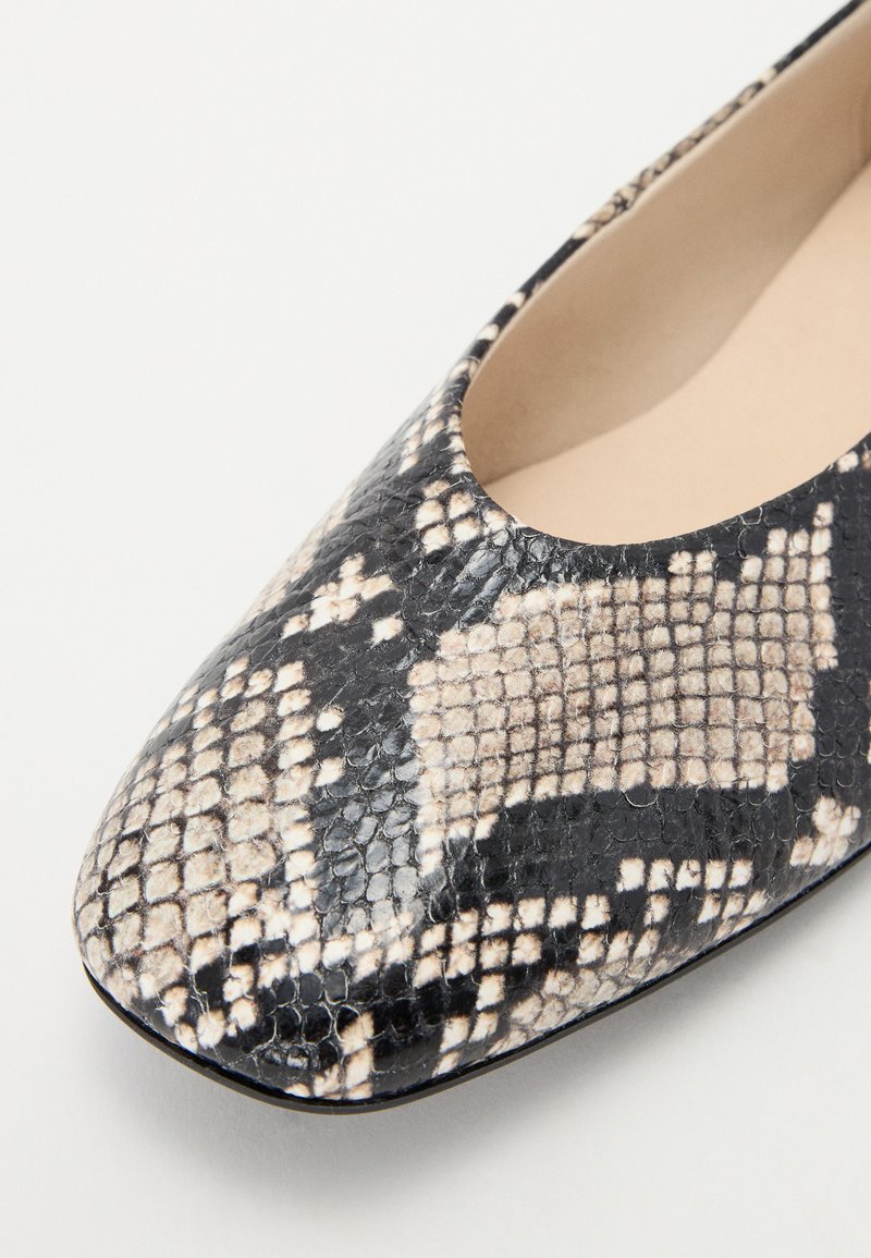 Scarpa piatta con motivo pitone nero e beige, con punta arrotondata e interno liscio. Realizzata in materiale texturizzato con una finitura lucida.