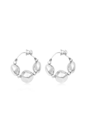 Boucles d'oreilles en argent avec des perles lisses et arrondies de différentes tailles. Présente une finition polie et de petites perles de séparation.