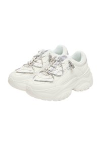 Weiße klobige Sneakers mit einem glatten Leder-Obermaterial, strukturiertem Absatz, silbernen reflektierenden Schnürsenkeln und einem gepolsterten Kragen für mehr Komfort.