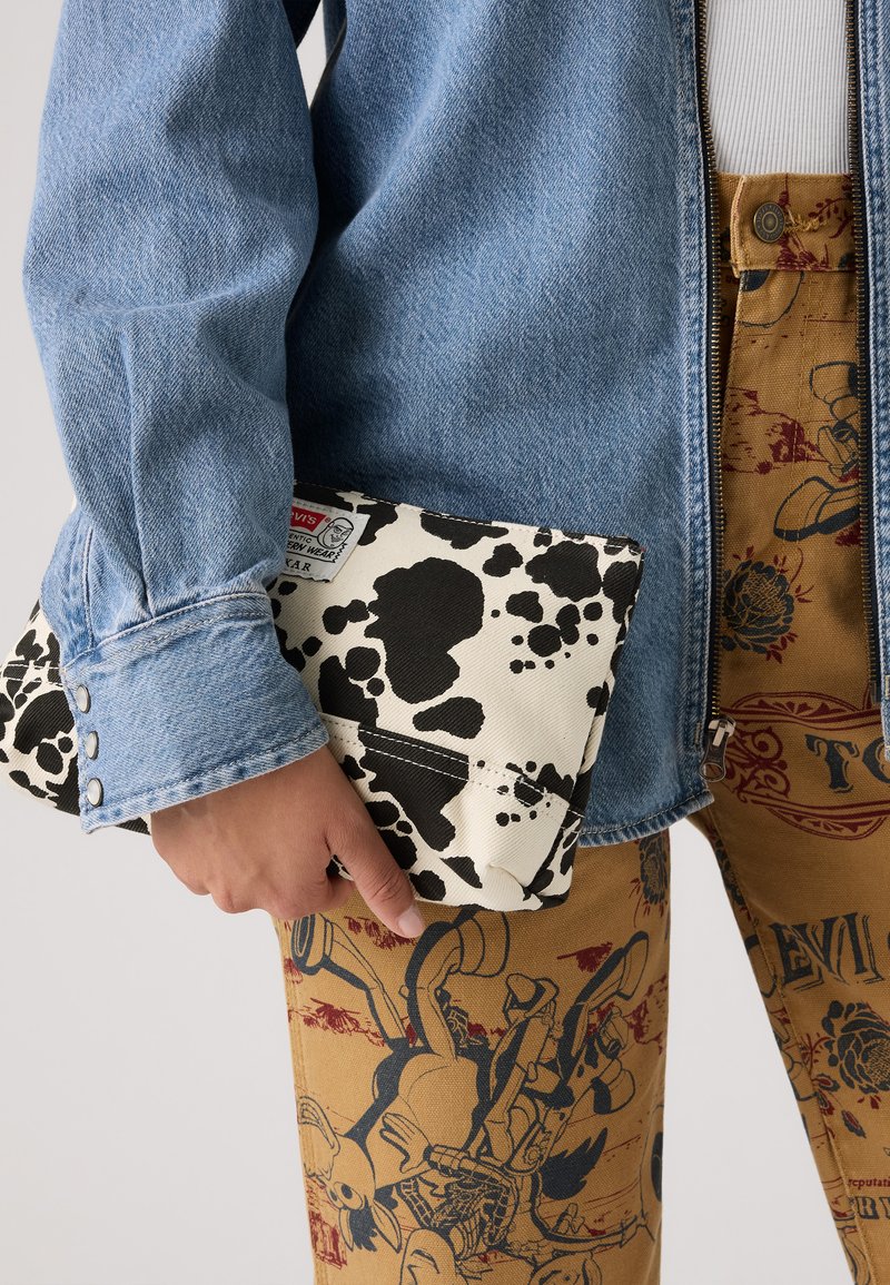 Levi's® TOY STORY COW POUCH - Vrecko na pranie - black/white