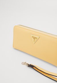 Guess LAUREL LARGE ZIP AROUND - Carteira - pale peach