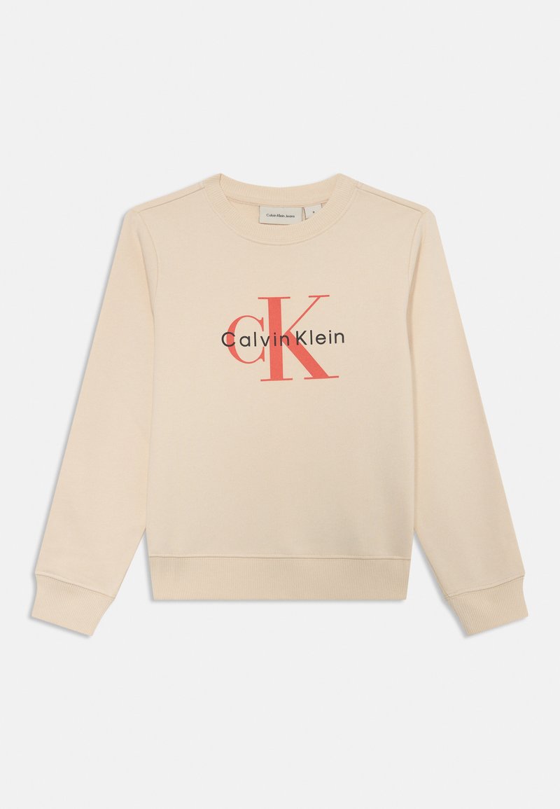 Sudadera beige con cuello redondo, mangas largas y el logo central de "Calvin Klein" en negro y coral. Tejido suave de mezcla de algodón.