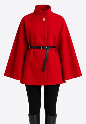 Rode mantel met hoge kraag, voorzien van een enkele knoopsluiting en een zwarte riem. Gladde textuur en gestructureerde vorm, gecombineerd met zwarte legging en laarzen.