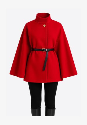 Rode mantel met hoge kraag, voorzien van een enkele knoopsluiting en een zwarte riem. Gladde textuur en gestructureerde vorm, gecombineerd met zwarte legging en laarzen.