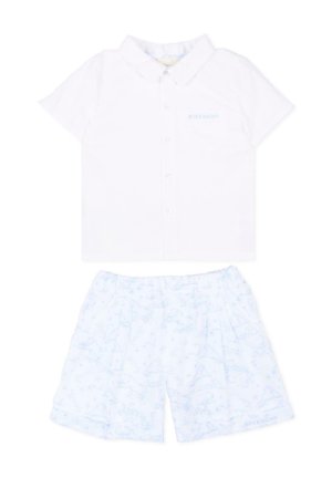 Camicia bianca a maniche corte con bottoni e colletto e pantaloncini azzurri chiari con fantasia, entrambi con un discreto marchio Givenchy.