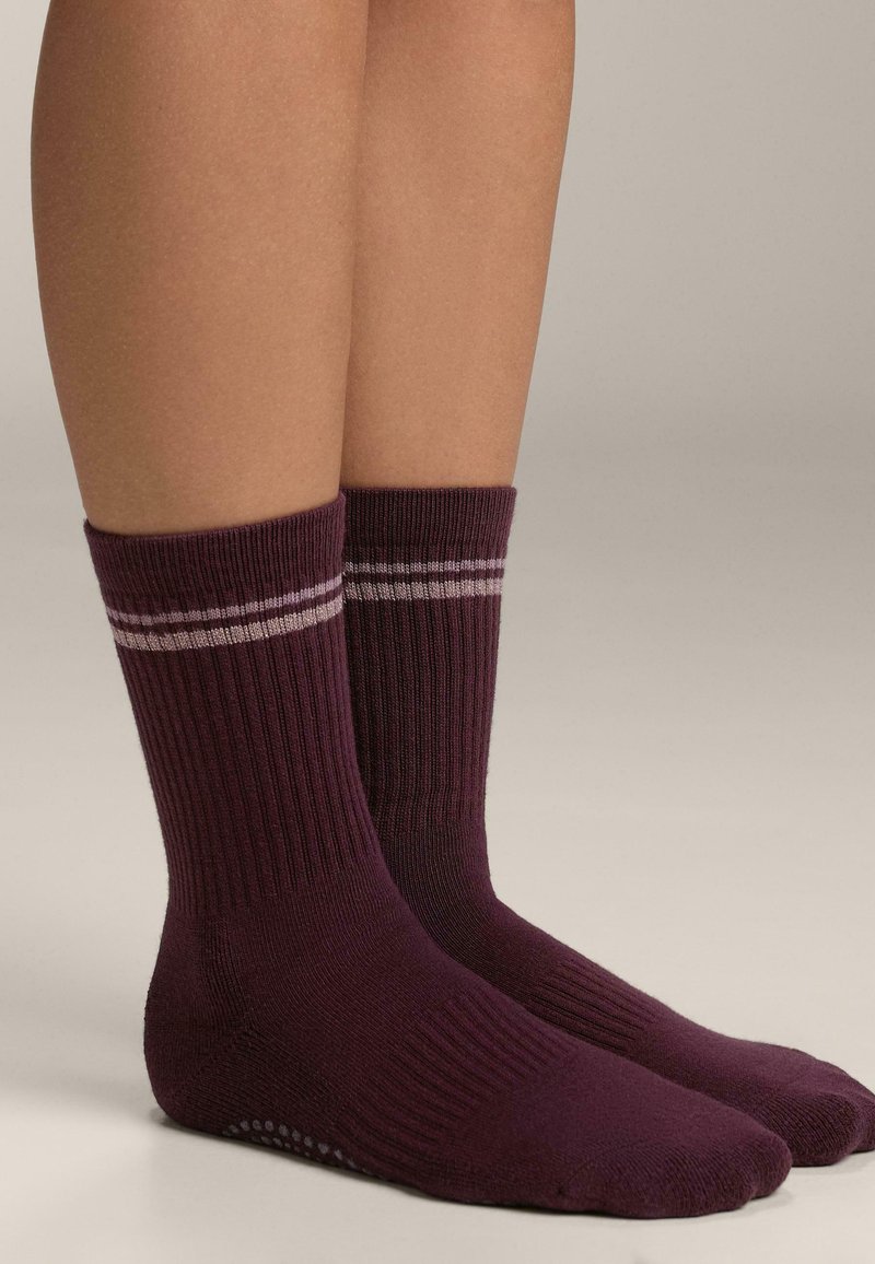 Bordeaux ponožky s rebrovanou textúrou, s dvoma svetlosivými pruhmi okolo vrchu. Dizajn obsahuje polstrovanú podrážku a výšku po členok.