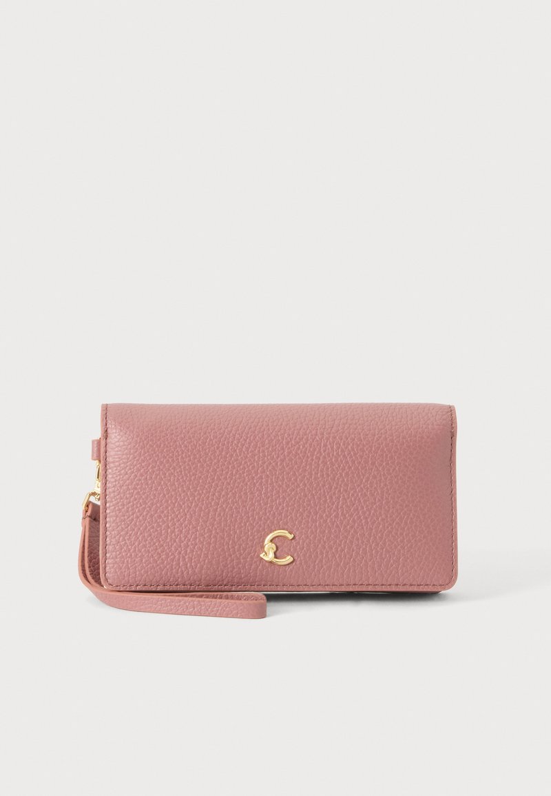 Portefeuille bracelet en cuir texturé rose avec fermoir doré et sangle amovible assortie sur fond blanc.