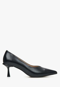 Zwarte leren hoge hak schoen met een spitse neus en een smalle stiletto hak. Gladde textuur met een elegante silhouet.