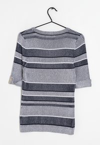 Grå og marineblå stribet sweater med korte ærmer, ribbet tekstur, rund halsudskæring og to knapdetaljer på ærmeenderne.