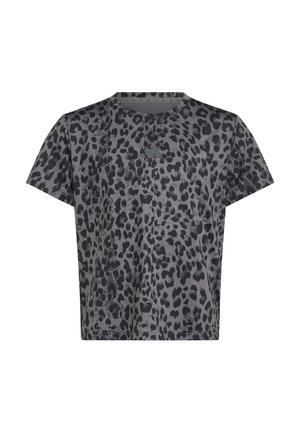 Szary T-shirt z krótkim rękawem z czarnym wzorem w panterę oraz małym logo Adidas na piersi, przedstawiony na białym tle.
