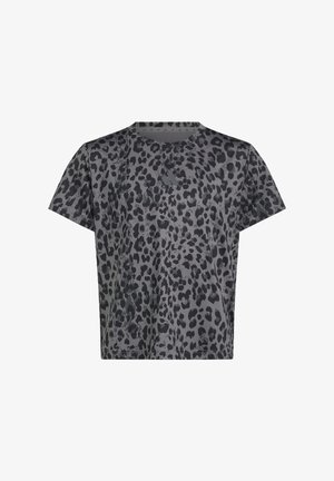 Lyhythihainen harmaa t-paita mustalla leopardikuvioinnilla ja pienellä Adidas-logolla rinnassa, esitetty valkoisella taustalla.