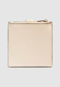 Portafoglio quadrato in pelle beige chiaro con texture lucida. Presenta una chiusura a zip e un design minimalista con bordi puliti e cuciture precise.