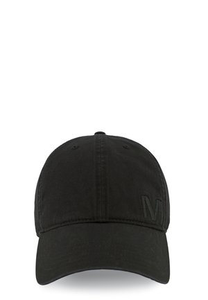 Berretto da baseball nero con visiera curva, cuciture frontali e una discreta lettera in rilievo "M" sul pannello in basso a destra. Nessun marchio visibile.