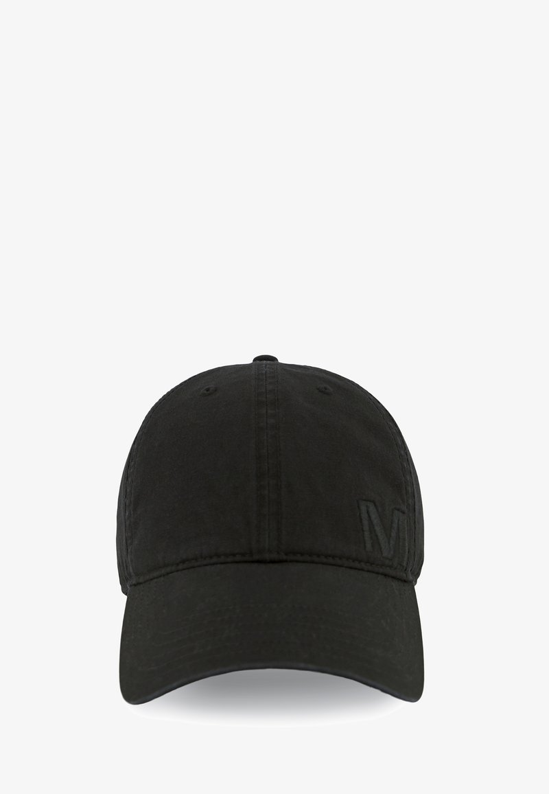 Casquette de baseball noire avec visière incurvée, couture à l’avant et une lettre en relief discrète "M" sur le panneau inférieur droit. Aucun marquage visible.