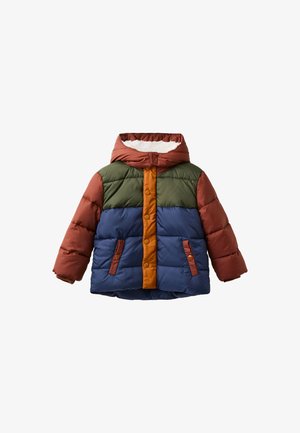 Giubbotto imbottito per bambini con cappuccio, maniche e cappuccio marroni, parte superiore frontale verde, parte inferiore frontale blu e striscia arancione con bottoni e tasche.