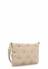 Clutch in pelle beige con design trapuntato, adornato con piccoli borchiette a forma di cuore dorate e una tracolla removibile. Presenta un accento in metallo dorato.