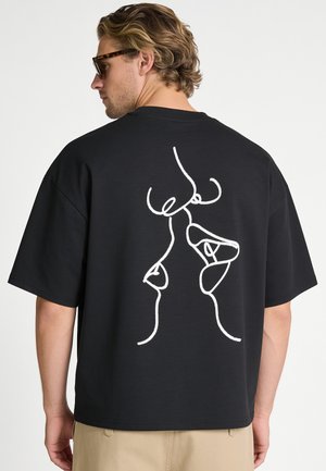 Mira Paris, KISS OVERSIZED BOXY TEE 26 UNISEX - T-Shirt print - black