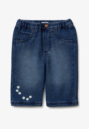 Pantalones cortos de mezclilla azul oscuro con cintura elástica, bolsillos delanteros, un botón en forma de corazón y pequeño bordado de margaritas blancas en la pierna izquierda.