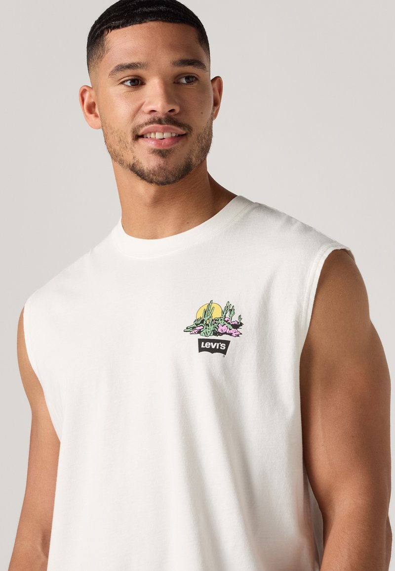 Weißes ärmelloses Baumwoll-T-Shirt mit einem bunten Kaktus-Graphic und dem "Levi's"-Logo auf der Brust. Weicher Stoff und lockere Passform.