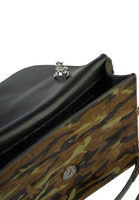 Borsa con stampa mimetica nei colori marrone, verde e nero; presenta un interno in pelle nera e una chiusura con ferrature argentate.