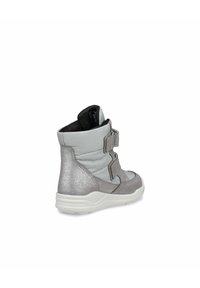 Barns silver- och gråfärgade höga sneakers med två kardborrband och en tjock vit sula, visade från en bakre snedvy.