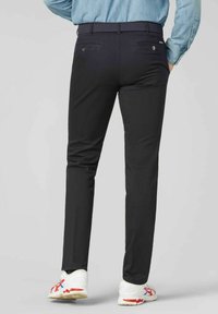 Herren schwarze Slim-Fit-Hosen aus glattem Stoff, mit geflochtenem Bund, zwei Gesäßtaschen und minimaler Detailgestaltung.