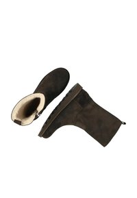 Bruine suède enkellaarsjes met een zachte fleece voering, een platte rubberen zool en een trekflap aan de achterkant. De laarsjes hebben een afgeronde neus.