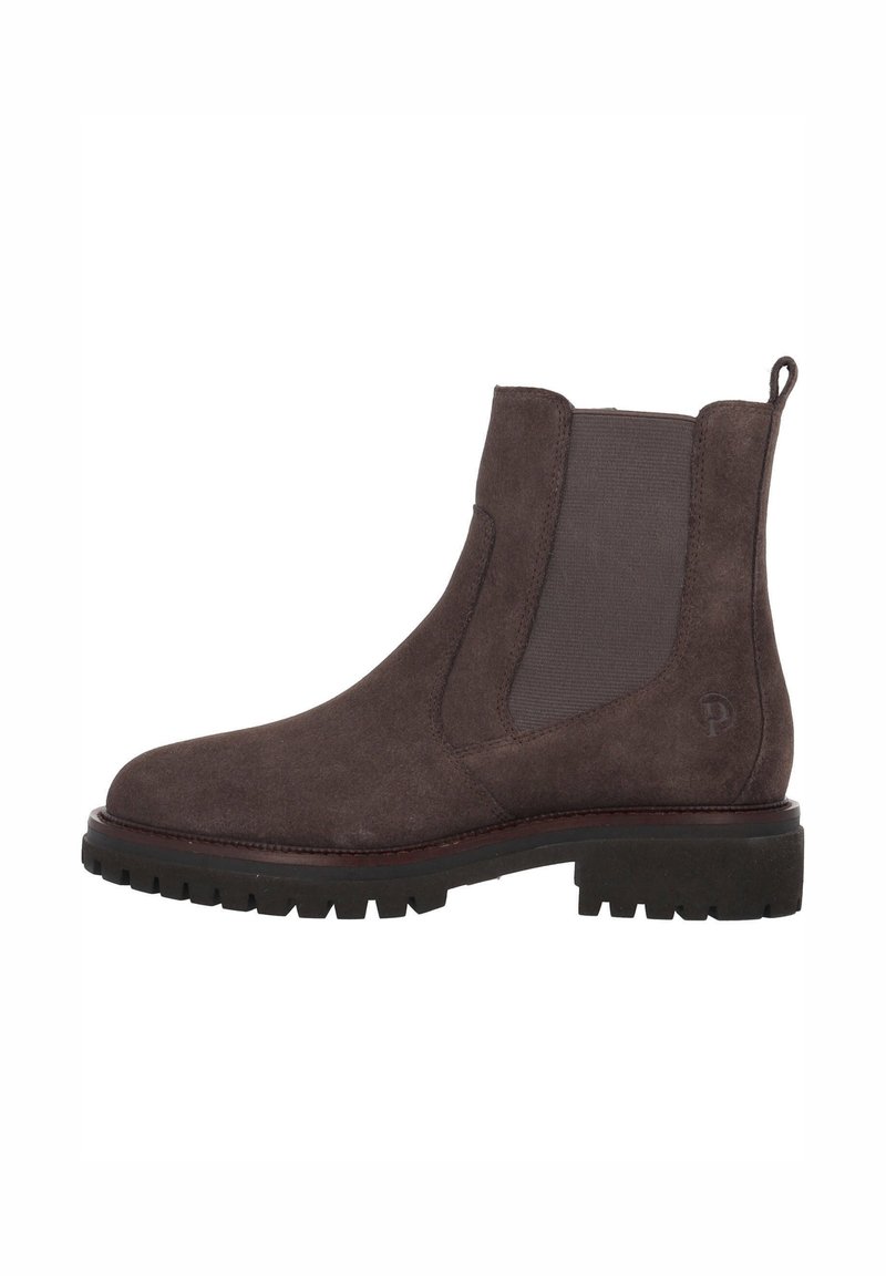 Botte Chelsea en daim marron avec panneau latéral élastique, semelle à crampons et languette de tirage sur fond blanc.