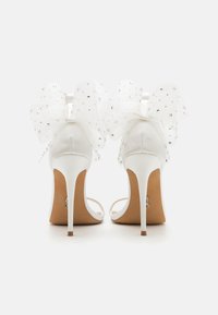 Steve Madden NIKOLE - Sandaalit nilkkaremmillä - ivory