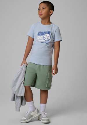 4F, 4F T-SHIRT REGULAR Z NADRUKIEM CHŁOPIĘCY - NIEBIESKI 140 (9-10 LAT) - T-shirt de sport - light blue