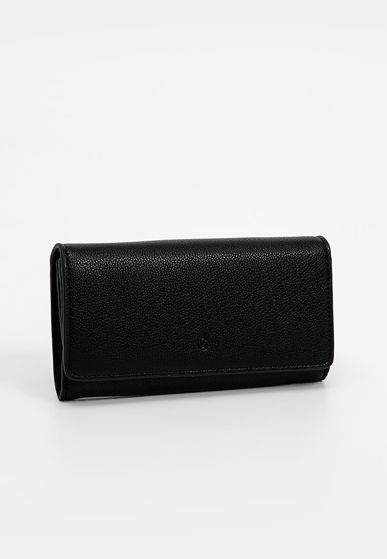 Portafoglio in pelle nera con texture, chiusura a pattina, forma rettangolare e logo minimale in rilievo sul davanti, mostrato su sfondo neutro.