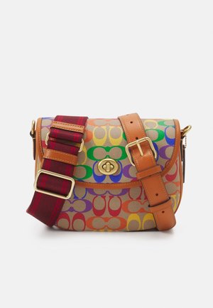 Borsa a tracolla in canvas multicolore con cintura in pelle marrone, hardware dorato e chiusura a pattina con logo decorativo.