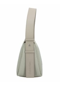 Borsa Calvin Klein in materiale testurizzato grigio chiaro, forma triangolare, con un ampia tracolla in pelle e dettagli metallici per la chiusura.