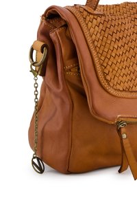 Geweven bruine leren handtas met een zachte textuur, voorzien van een ritssluiting, kettingdetail en een platte bodem voor stabiliteit.
