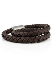 Bracelet en cuir marron avec un design tressé, doté d'un fermoir métallique lisse. Il est flexible et s'enroule deux fois autour du poignet.