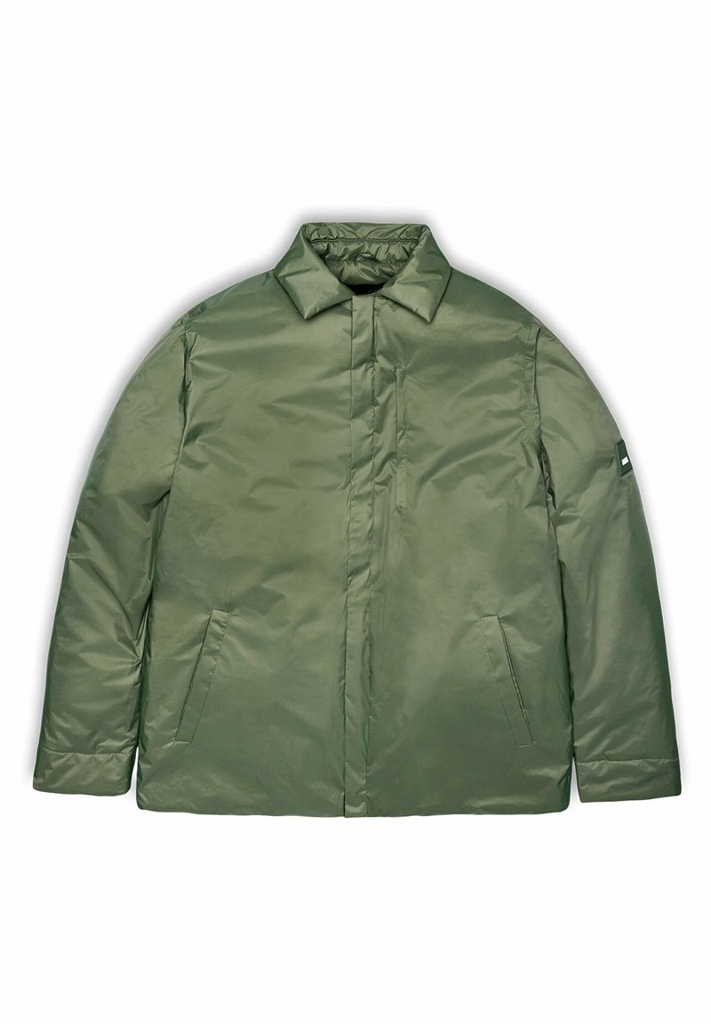 Veste matelassée vert olive avec zip avant, poches latérales, poche poitrine et col, posée à plat sur un fond blanc.