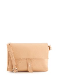 Beżowa skórzana torebka typu crossbody o teksturowanym wykończeniu, z klapą, regulowanym paskiem i detalem z logiem.