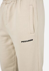 Pegador LOGO WIDE  - Tepláky - washed cozy beige black