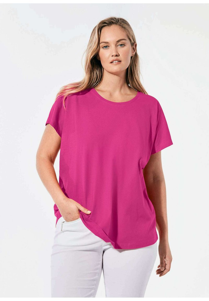 Fuchsia t-shirt met korte mouwen en een klassieke ronde hals. Gemaakt van zachte stof, heeft het een comfortabele pasvorm en een kleine zijsplit.