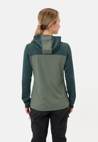 Kapuzensjacke in zwei Grüntönen, aus einem glatten, leichten Material, mit langen Ärmeln, einer taillierten Passform und einem Rückenbelüftung.