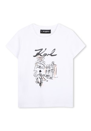 Wit t-shirt met korte mouwen met een schets van een persoon, gebouwen en het woord "Karl" in zwarte en lichtroze tinten aan de voorkant.